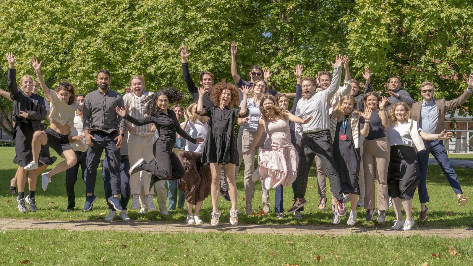 Lime-team utomhus hoppar med armarna i luften